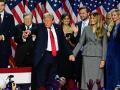 El expresidente estadounidense y candidato presidencial republicano Donald Trump hace un gesto a sus seguidores después de hablar durante un evento en la noche de las elecciones en el Centro de Convenciones de West Palm Beach en West Palm Beach, Florida