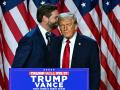El senador estadounidense de Ohio y candidato republicano a la vicepresidencia JD Vance, junto a Donald Trump