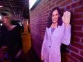 Un recorte de la vicepresidenta estadounidense y candidata presidencial demócrata Kamala Harris mientras la gente mira los resultados electorales en un bar de Filadelfia, Pensilvania