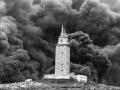 La Torre de Hércules, en La Coruña, se vio envuelta por la humareda del petrolero 'Aegean Sea' en 1992