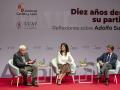 Los expresidentes del Gobierno, Felipe González y José María Aznar, junto a la moderadora, Patricia Carrera