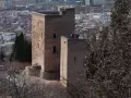 Torres Bermejas es una fortaleza militar enclavada sobre la colina del Mauror, que funcionó como defensa independiente de las de la Alhambra