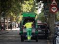 (Foto de ARCHIVO)
Un trabajador de recogida de basuras, a 10 de mayo de 2023, en Barcelona, Cataluña (España). La vicepresidenta segunda, Yolanda Díaz, ha avanzado que se acometerán cambios legislativos para prohibir el trabajo al aire libre cuando haya alerta roja o naranja, decretada por la AEMET, por episodios de altas temperaturas, para prevenir riesgos laborales ante olas de calor.

David Zorrakino / Europa Press
10 MAYO 2023;TRABAJO;ECONOMÍA;CALOR;OLA DE CALOR;GOLPE DE CALOR;SOL;OBRA;CONSTRUCCIÓN;CATALUNYA
10/5/2023