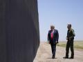 Donald Trump visitando el muro fronterizo con México