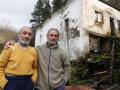 Los hermanos gemelos Adolfo y Raúl en su casa