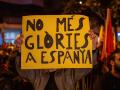 Una persona con un cartel durante una concentración contra el Govern valenciano por la gestión de la DANA, ante la sede del PP, a 7 de noviembre de 2024, en Barcelona (Catalunya). La catástrofe de las inundaciones que han golpeado sobre todo a municipios de la provincia de Valencia acumula ya más de 200 víctimas mortales, casi 100 desaparecidos y ha dejado decenas de miles de afectados que tratan de recuperar la normalidad en sus localidades, arrasadas por el agua y el barro. El desastre estuvo acompañado desde el principio de controversia política, por la gestión del Gobierno de España y de la Generalitat Valenciana. Una vez cumplida una semana de la tragedia, algunos sectores salen a la calle para señalar a un culpable: Carlos Mazón, el presidente de la Generalitat Valenciana y algunos de sus consellers.

Lorena Sopêna / Europa Press
07 NOVIEMBRE 2024;GOVERN;PROTESTA;MANIFESTACIÓN;CONCENTRACIÓN;RIADA;DANA;CATALUÑA;MAZÓN;BARRO
07/11/2024