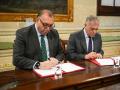 El consejero de Turismo, Arturo Bernal, y el alcalde de Sevilla, José Luis Sanz, firman el convenio