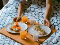 Un desayuno equilibrado debe tener carbohidratos, fibra, proteína, vitaminas y minerales