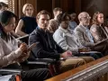 Nicholas Hoult (primera fila, centro) interpreta a Justin Kemp en el 'Jurado Número 2'