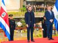 Nayib Bukele, presidente de El Salvador, junto al presidente de Costa Rica Rodrigo Chaves