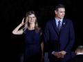 El presidente del Gobierno español, Pedro Sánchez, y su esposa Begoña Gómez, posan se preparan para posar junto al resto de jefes de Estado y de Gobierno de la UE presentes en el G20, este viernes al inicio de la cena en el Osaka Geihinkan
