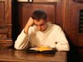 Un joven monje, sumido en la lectura de un libro espiritual