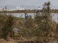 Un agente de la UME inspecciona la Albufera de Valencia tras el paso de la DANA