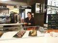 Un trabajador en una cafetería.