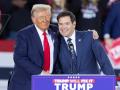 El expresidente Donald Trump saluda al senador Marco Rubio, republicano de Florida, durante un mitin de campaña