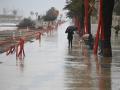 Lluvia sobre el paseo marítimo en Vinaroz, provincia de Castellón.