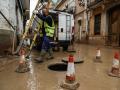 Trabajo de desatasco de alcantarillas en Paiporta (Valencia)