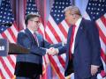 Mike Johnson, líder de la mayoría republicana en la Cámara de Representantes saluda a Donald Trump