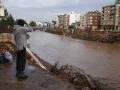Un hombre observa el caudal del Barranco el Poyo