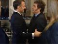 Macron y Milei fusionándose en un abrazo en la Casa Rosada (Buenos Aires)