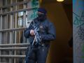 (Foto de ARCHIVO)
Un agente de los Mossos vigila durante la operación contra el yihadismo en el centro de Barcelona

David Zorraquino / Europa Press
15 enero 2019, Barcelona, Mossos, yihadismo, yihadistas
15/1/2019