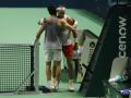 Los tenistas españoles Carlos Alcaraz y Rafa Nadal se saludan tras el entrenamiento previo a las finales de Copa Davis