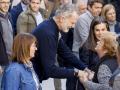 Los Reyes y la alcaldesa de Chiva, Amparo Fort, hablan con los vecinos