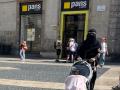 Una mujer camina por la plaza Sant Jaume de Barcelona con un velo integral