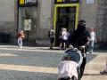 Una mujer camina por la plaza Sant Jaume de Barcelona con un velo integral