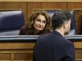 El portavoz de ERC, Gabriel Rufián, pasa ante la vicepresidenta primera del Gobierno y ministra de Hacienda, María Jesús Montero.