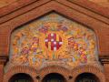 Mosaico que decora una de las entradas del Mercado de Galvany, en Barcelona