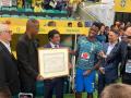 Vinicius Jr. recoge una placa que confirma la ascendencia de una tribu camerunesa tras una prueba de ADN