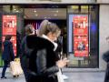 Un escaparate avisa de los descuentos durante Black Friday.