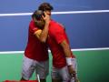 Rafa Nadal y David Ferrer se abrazan en la despedida del balear