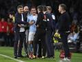 Iago Aspas protesta al cuarto árbitro la acción en la que Gerard Martín tuvo que ser expulsado