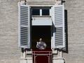 El Papa Francisco durante el rezo del Ángelus desde la ventana del Palacio Apostólico