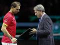 Rafa Nadal recibe una placa conmemorativa por parte de David Haggerty, presidente de la ITF