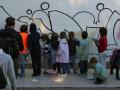Varios niños pintan un graffiti