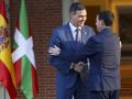 El presidente Sánchez y el lendakari Pradales se saludan en la puerta de Moncloa