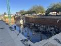 Parking de un edificio en construcción lleno de lodo y coches hundidos