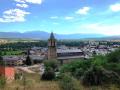 Vista panorámica de Llívia, con la iglesia de Mare de Déu dels Àngels en primer plano