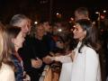 Los Reyes saludan al público que les esperaba a la salida de la ópera en Bilbao