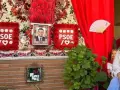 La alcaldesa de Armilla, Loli Cañavate,  junto al altar de Pedro Sánchez el día de la Cruz