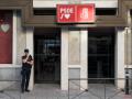 Un agente de Policía aguarda en la entrada de la sede del Partido Socialista (PSOE) en la calle Ferraz