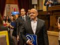 El presidente del PP catalán, Alejandro Fernández, seguido del portavoz del grupo popular, Juan Fernández, en el Parlament