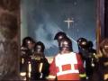 Los bomberos de París, justo antes de entrar en la catedral en llamas