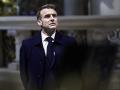 El presidente francés, Emmanuel Macron, mira hacia arriba durante una visita a la catedral de Notre Dame de París, en París