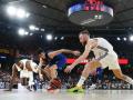 El alero del Barça Álex Abrines (c) lucha un balón con Serge Ibaka (i) y con Dzanan Musa, ambos del Real Madrid
