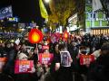 Los manifestantes que participan en una marcha contra el presidente de Corea del Sur, Yoon Suk Yeol, se dirigen a la oficina presidencial en Seúl