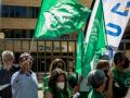 Manifestación de funcionarios contra los recortes que han sufrido en su prestación sanitaria